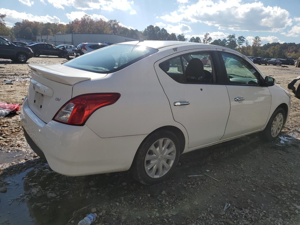 2017 NISSAN VERSA