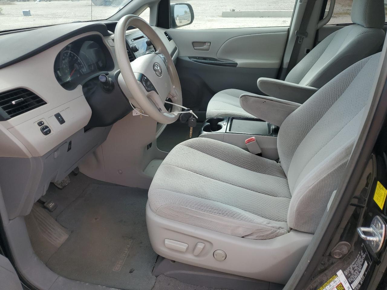 2011 TOYOTA SIENNA
