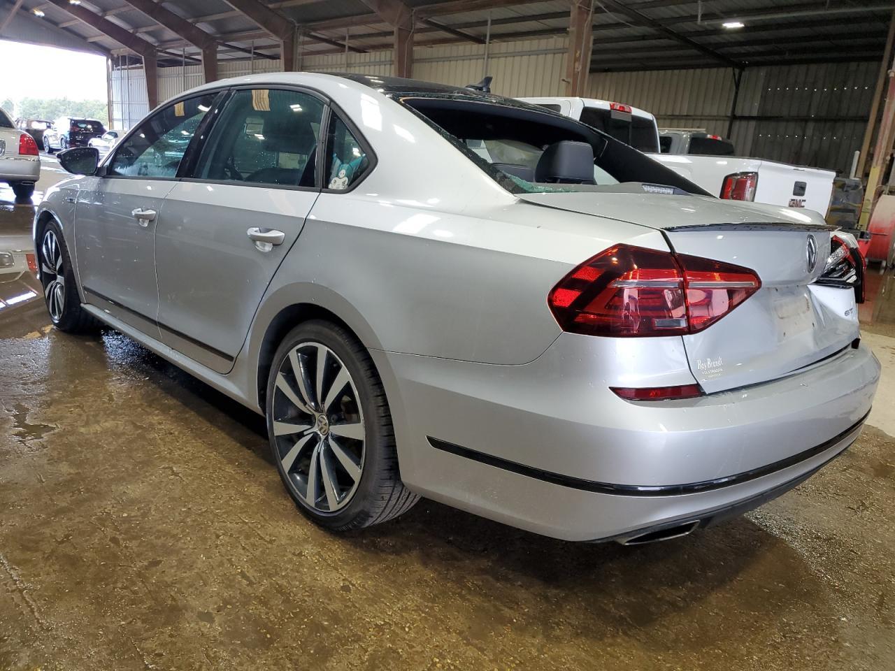 2018 VOLKSWAGEN Passat
