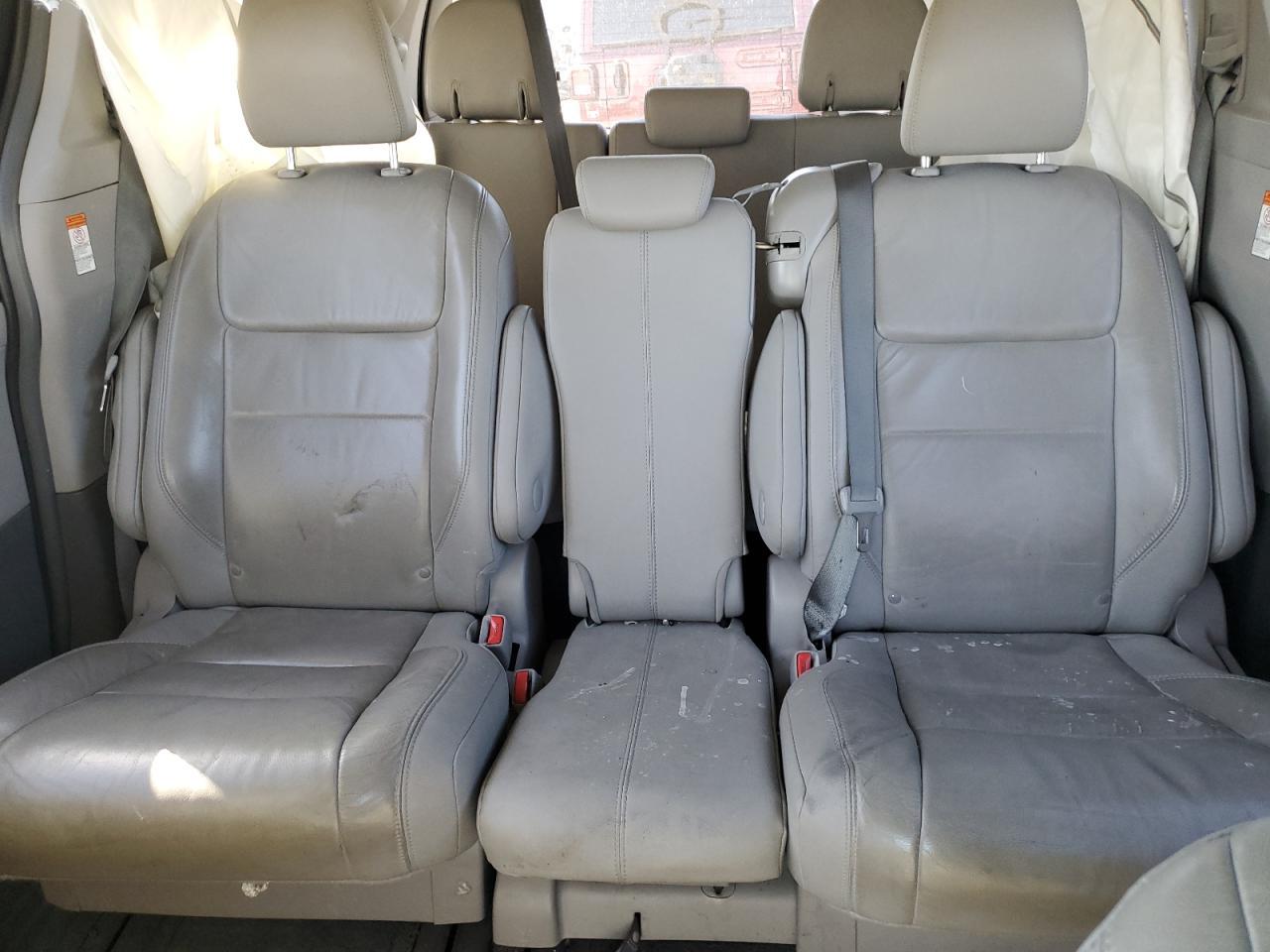 2016 TOYOTA SIENNA