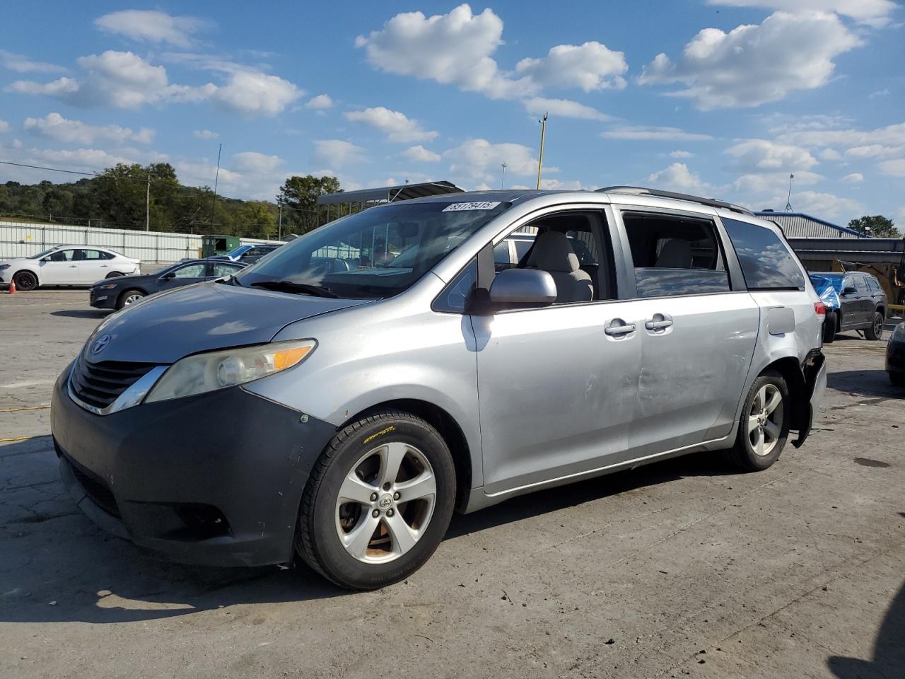 2011 TOYOTA SIENNA