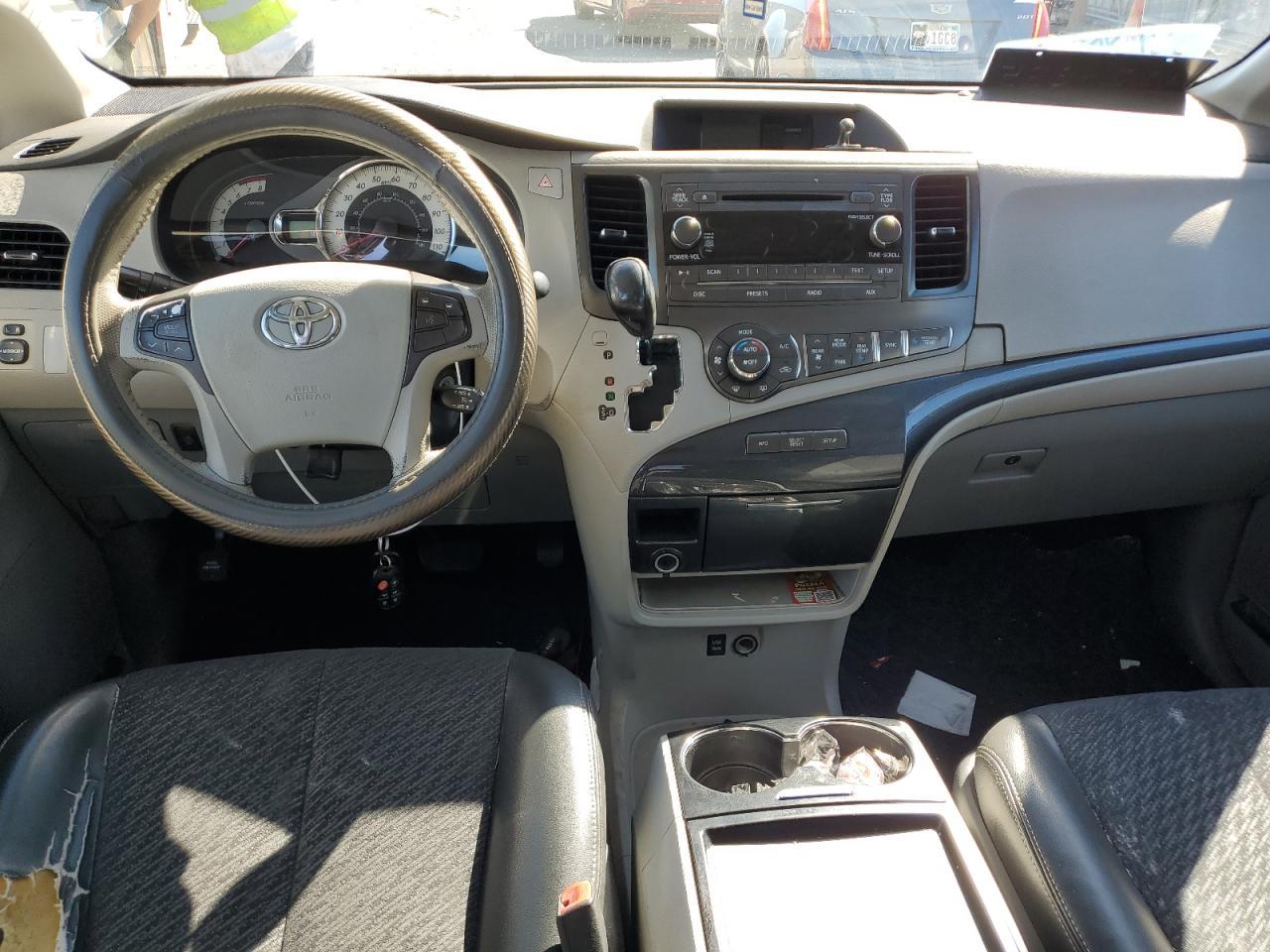2011 TOYOTA SIENNA