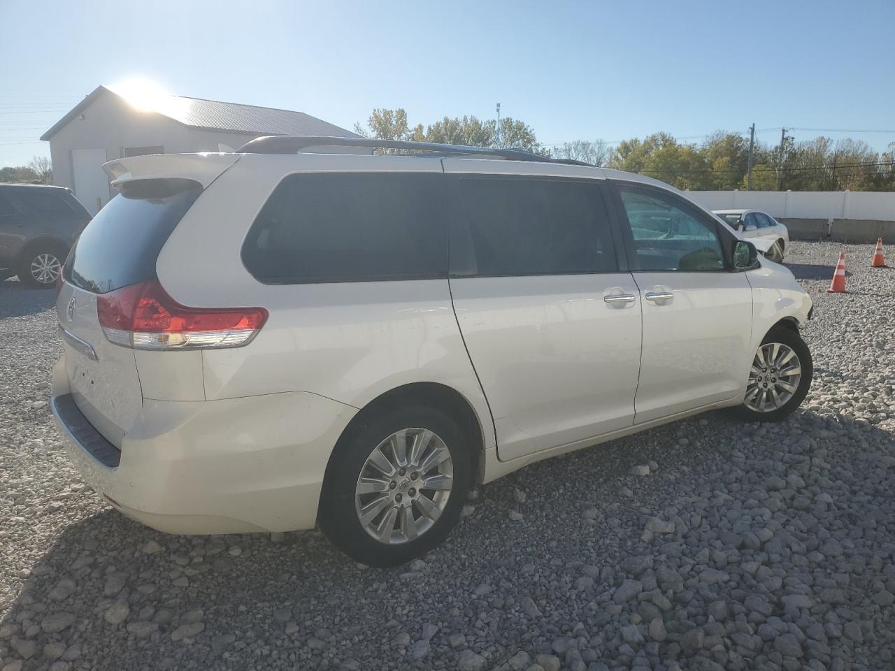 2013 TOYOTA SIENNA