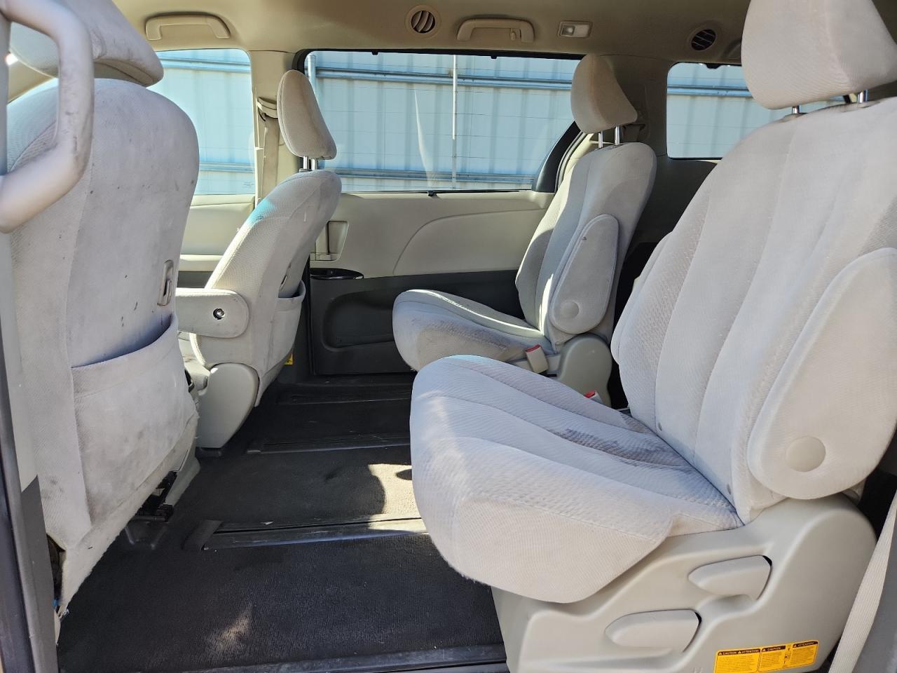 2011 TOYOTA SIENNA