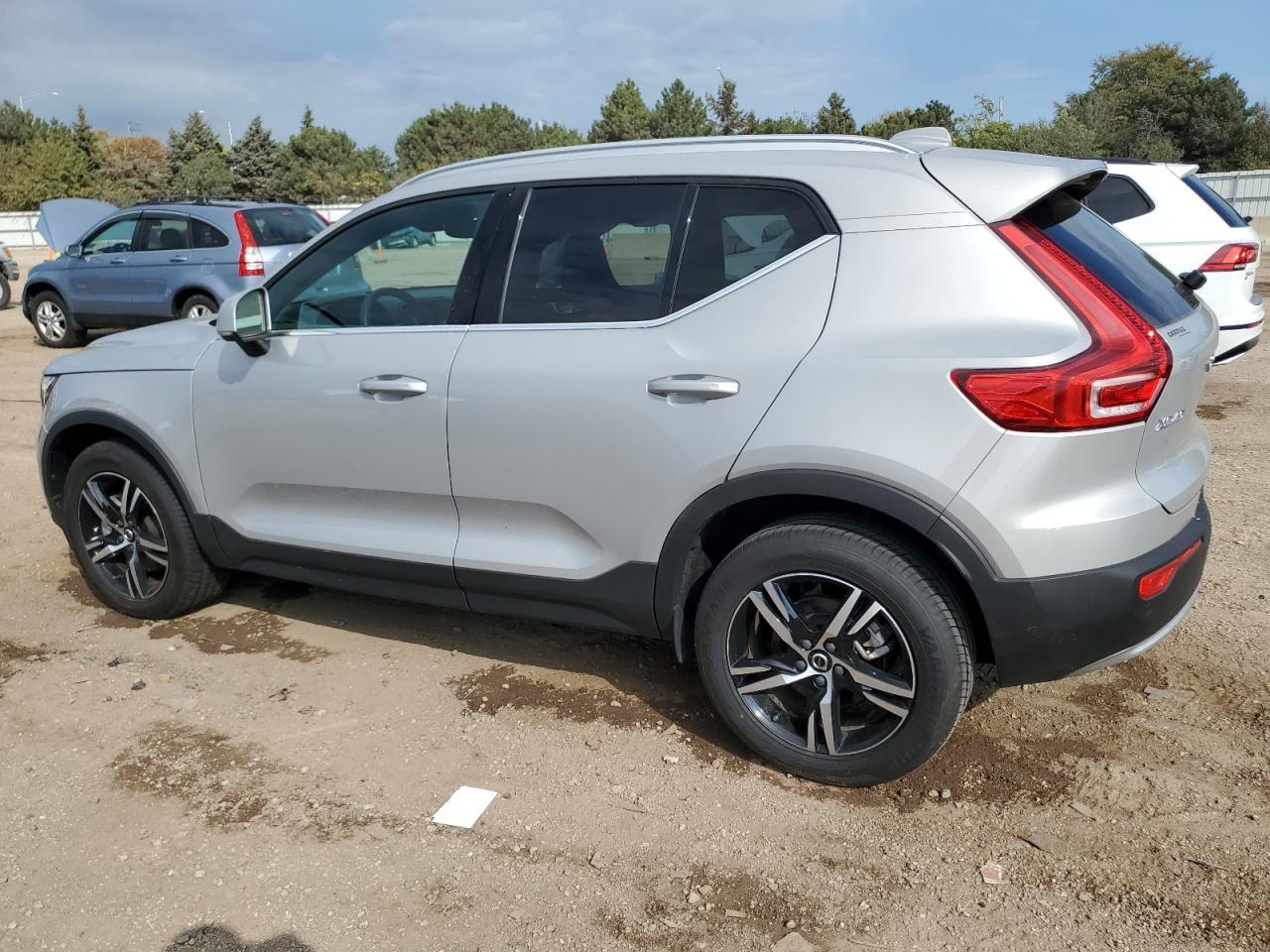 2025 VOLVO XC40