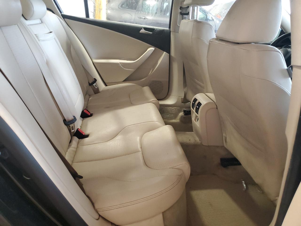 2010 VOLKSWAGEN Passat