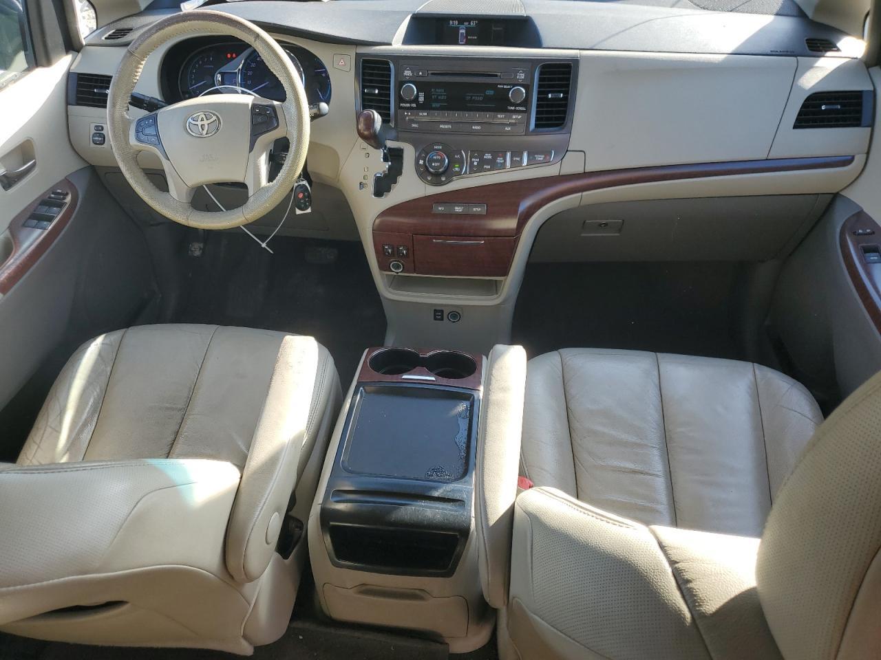 2011 TOYOTA SIENNA