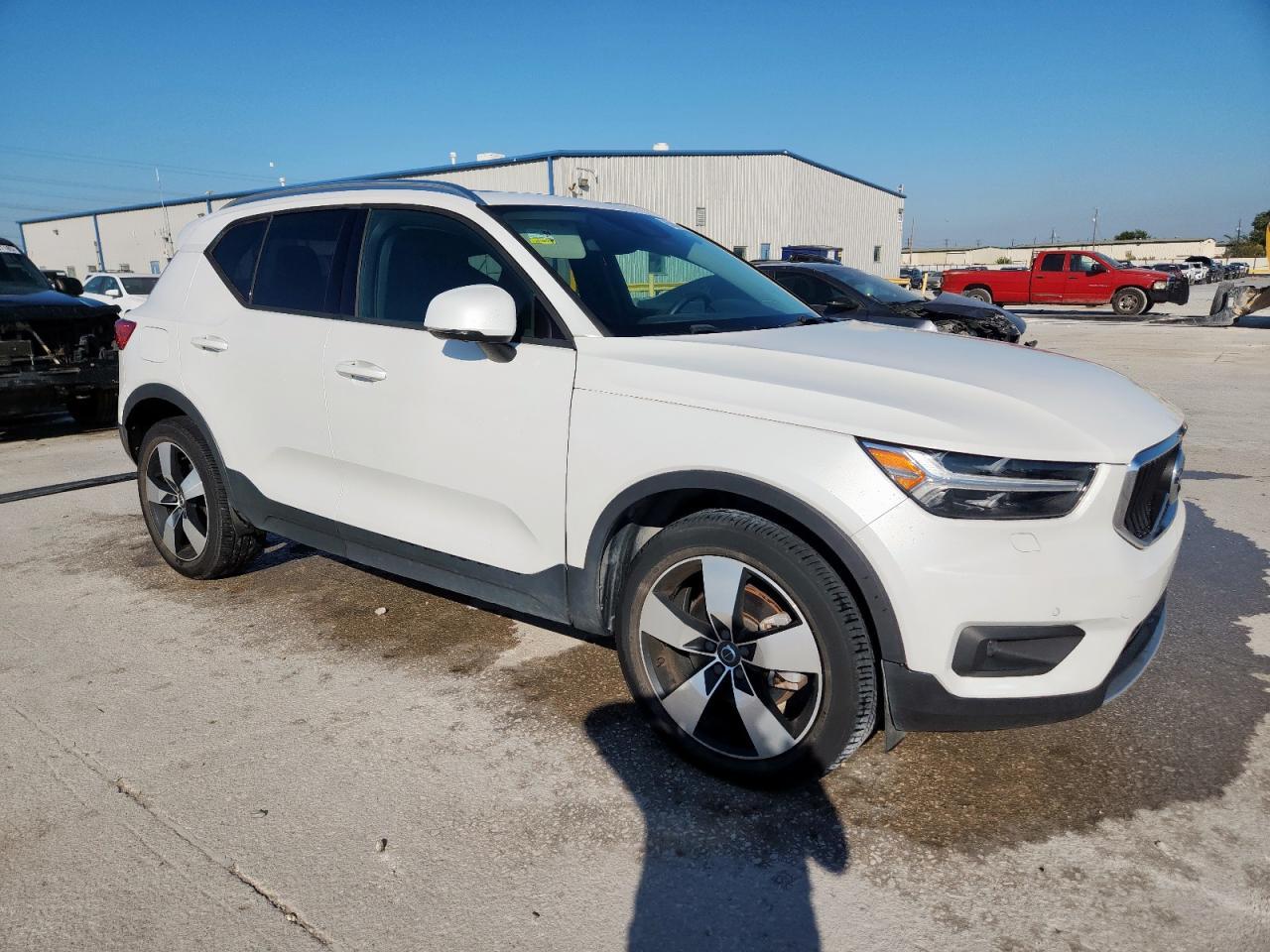 2021 VOLVO XC40