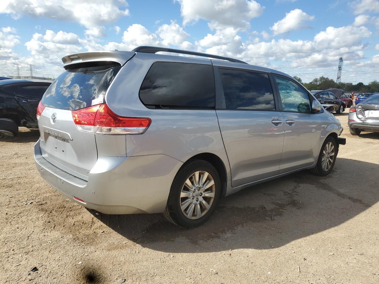 2011 TOYOTA SIENNA