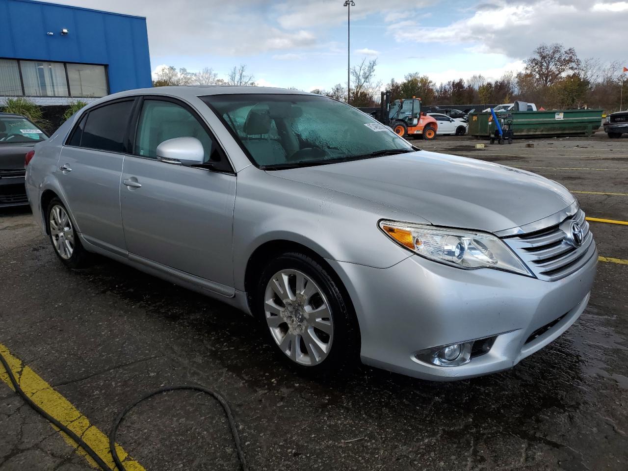 2011 TOYOTA Avalon