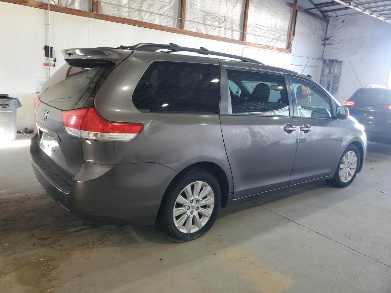 2013 TOYOTA SIENNA