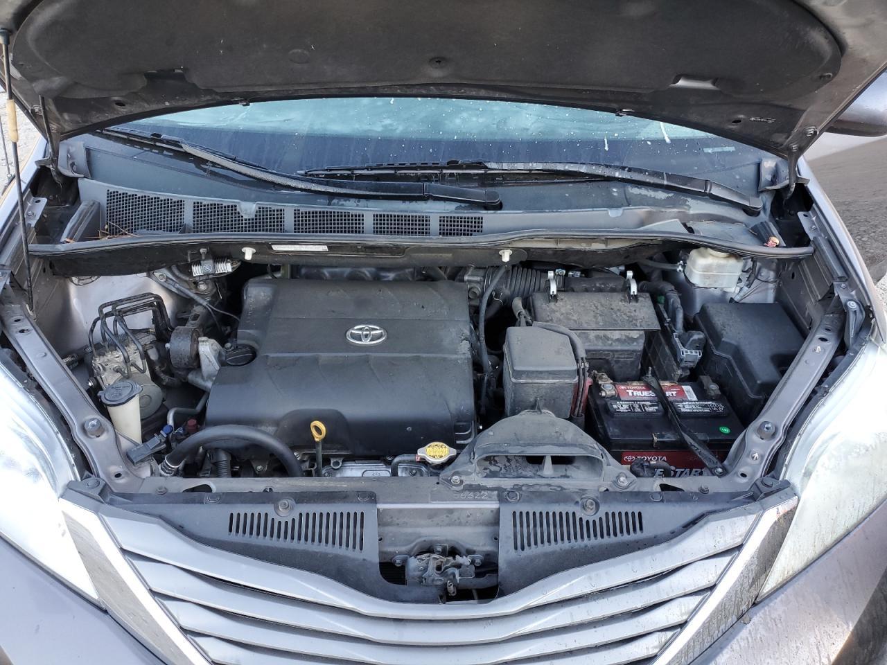 2011 TOYOTA SIENNA