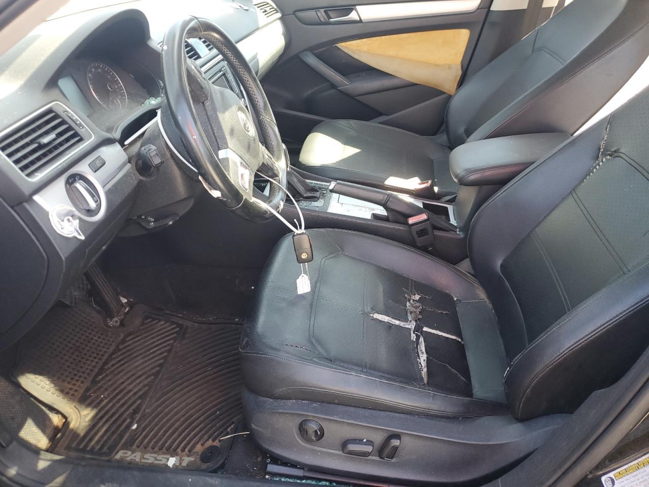 2012 VOLKSWAGEN Passat