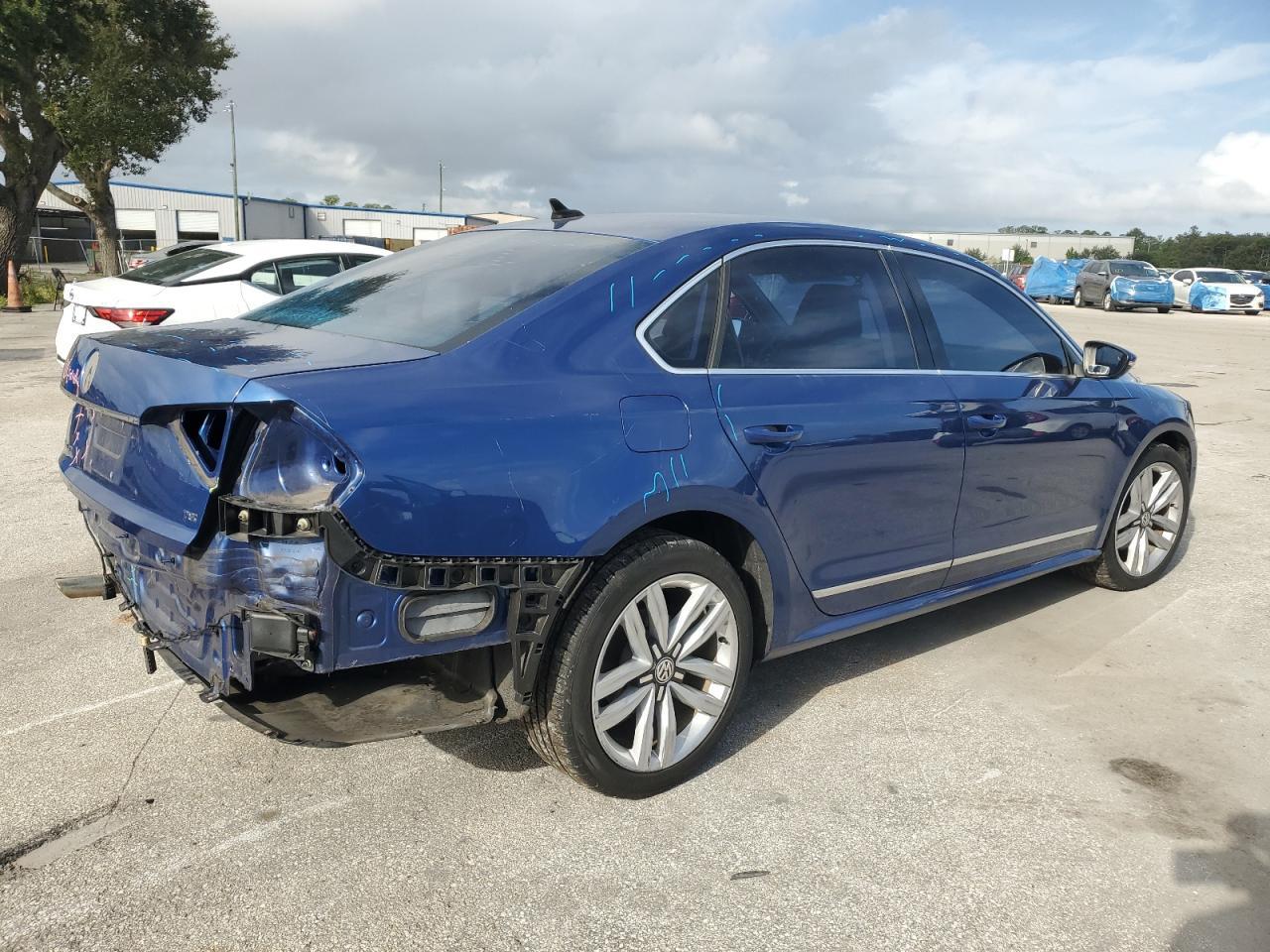 2017 VOLKSWAGEN Passat
