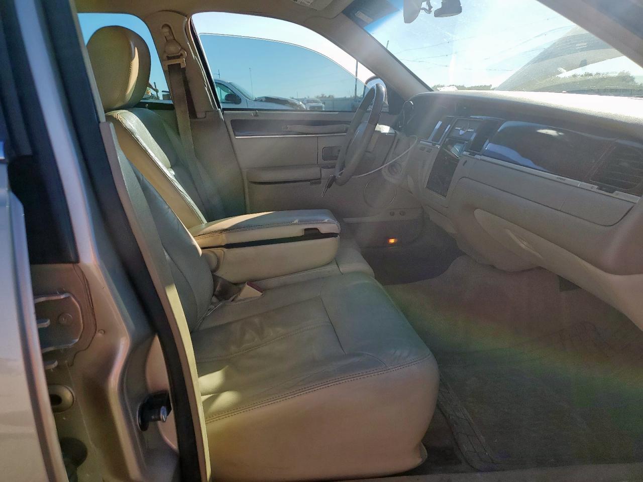 2011 LINCOLN Town Car