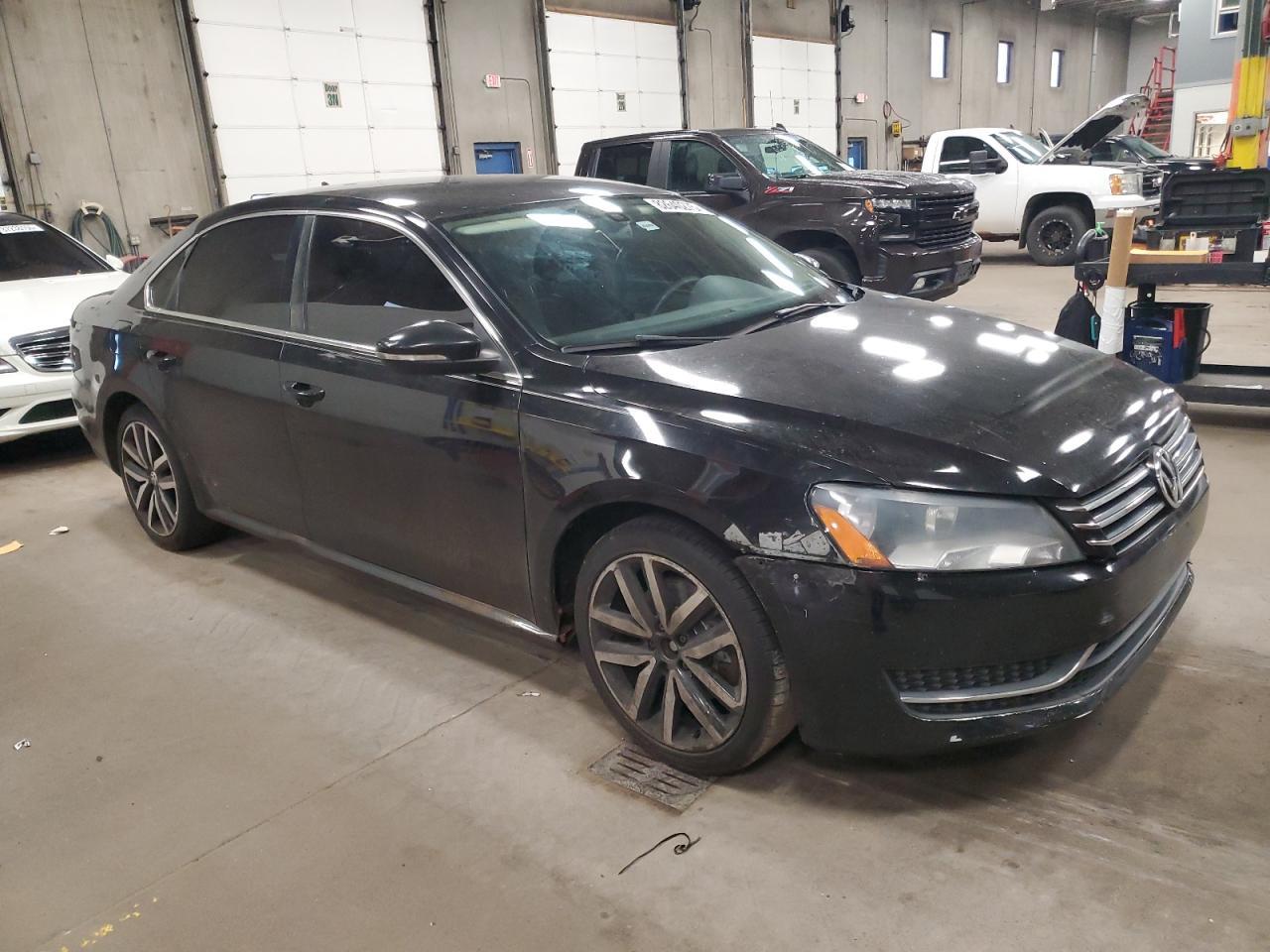 2012 VOLKSWAGEN Passat
