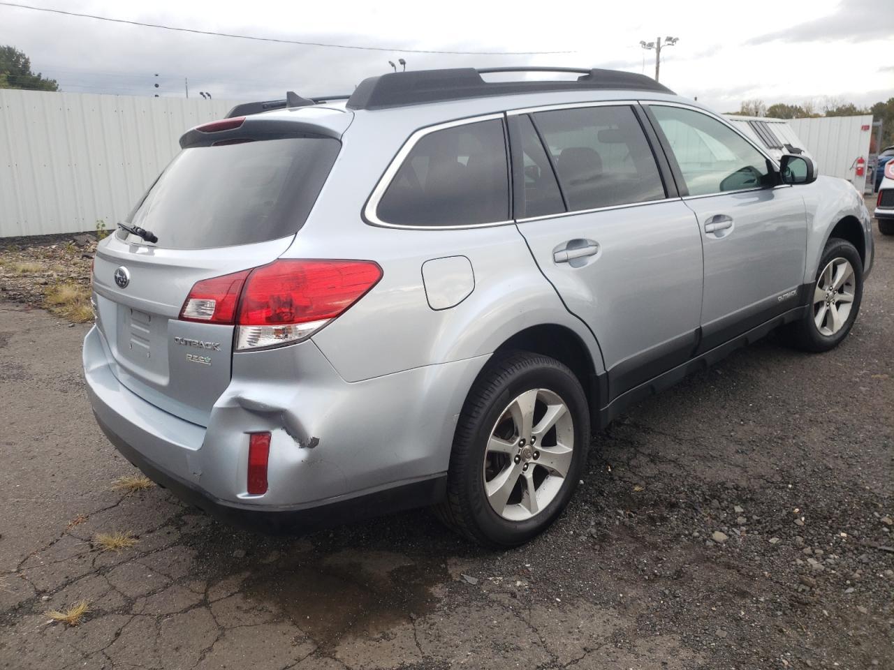 2013 SUBARU Outback