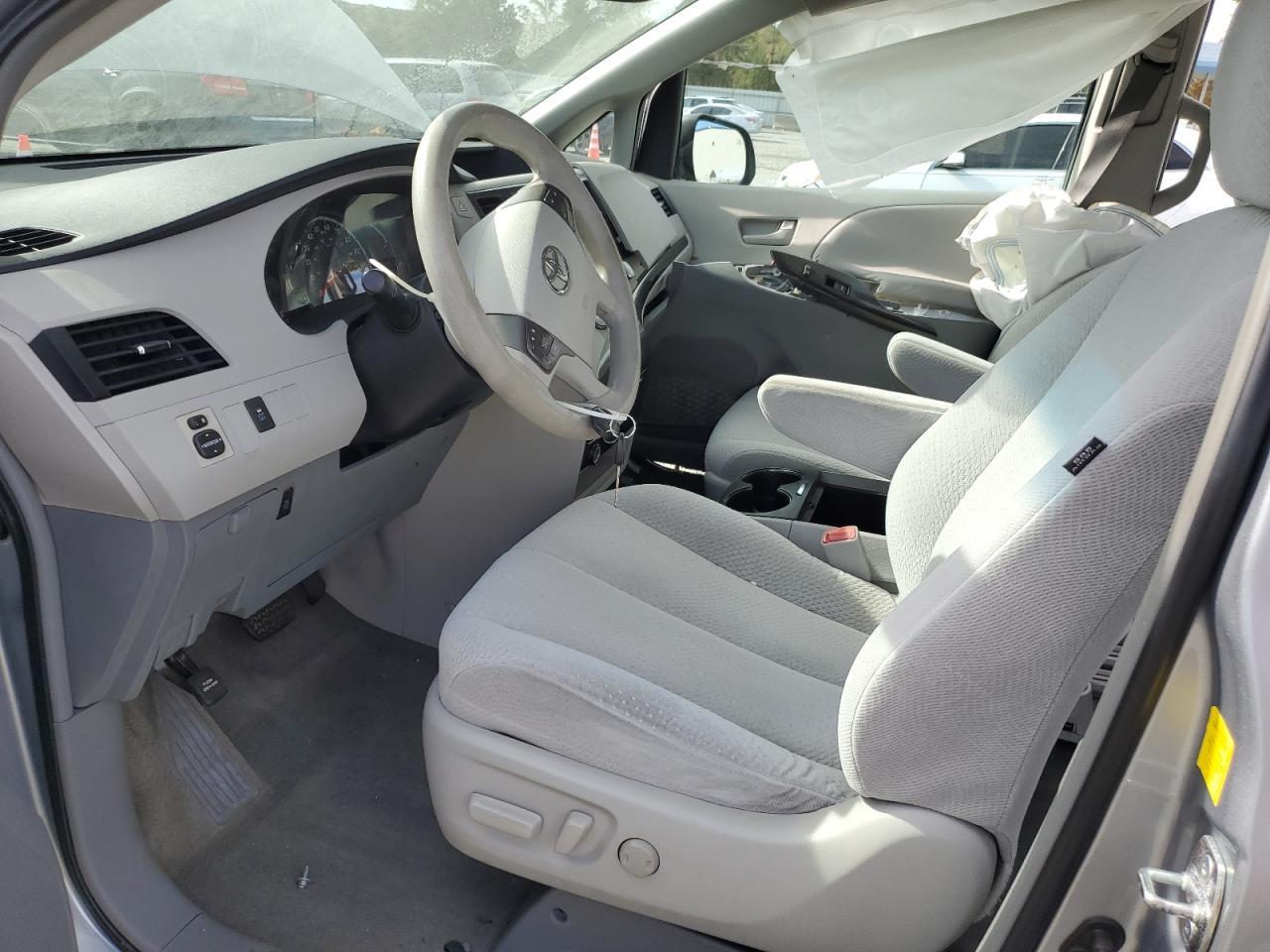 2011 TOYOTA SIENNA