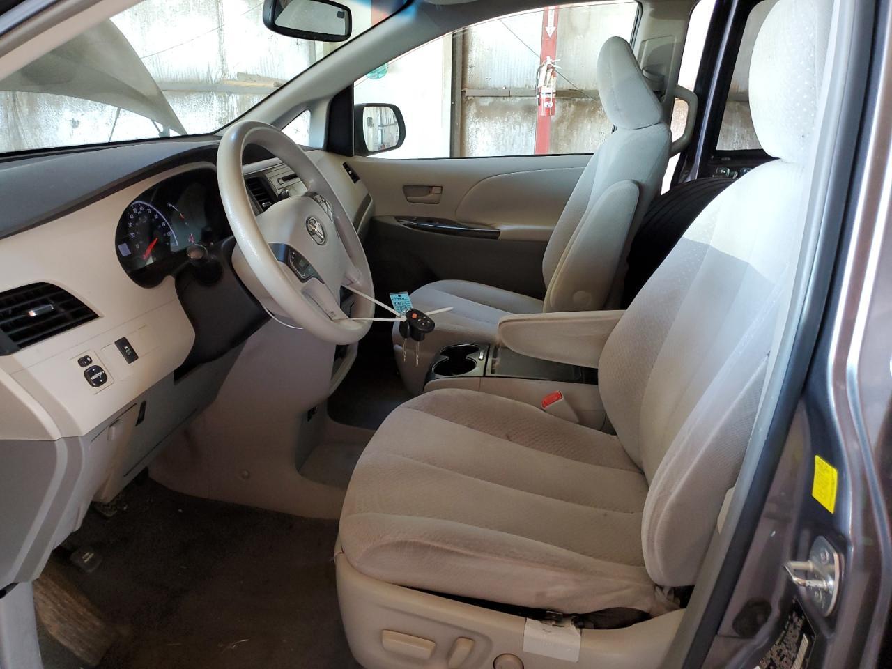 2011 TOYOTA SIENNA