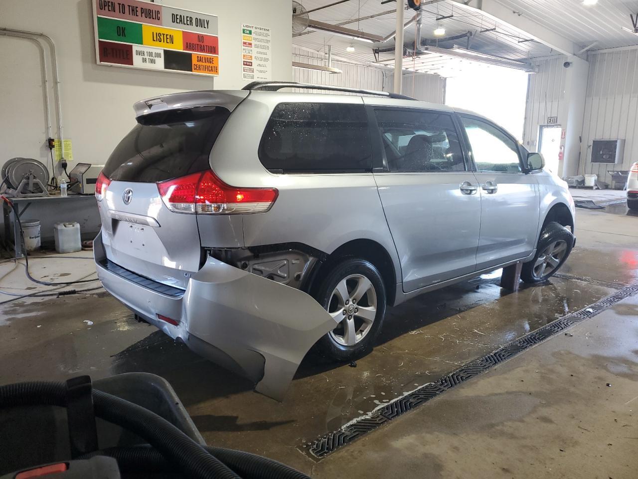 2011 TOYOTA SIENNA