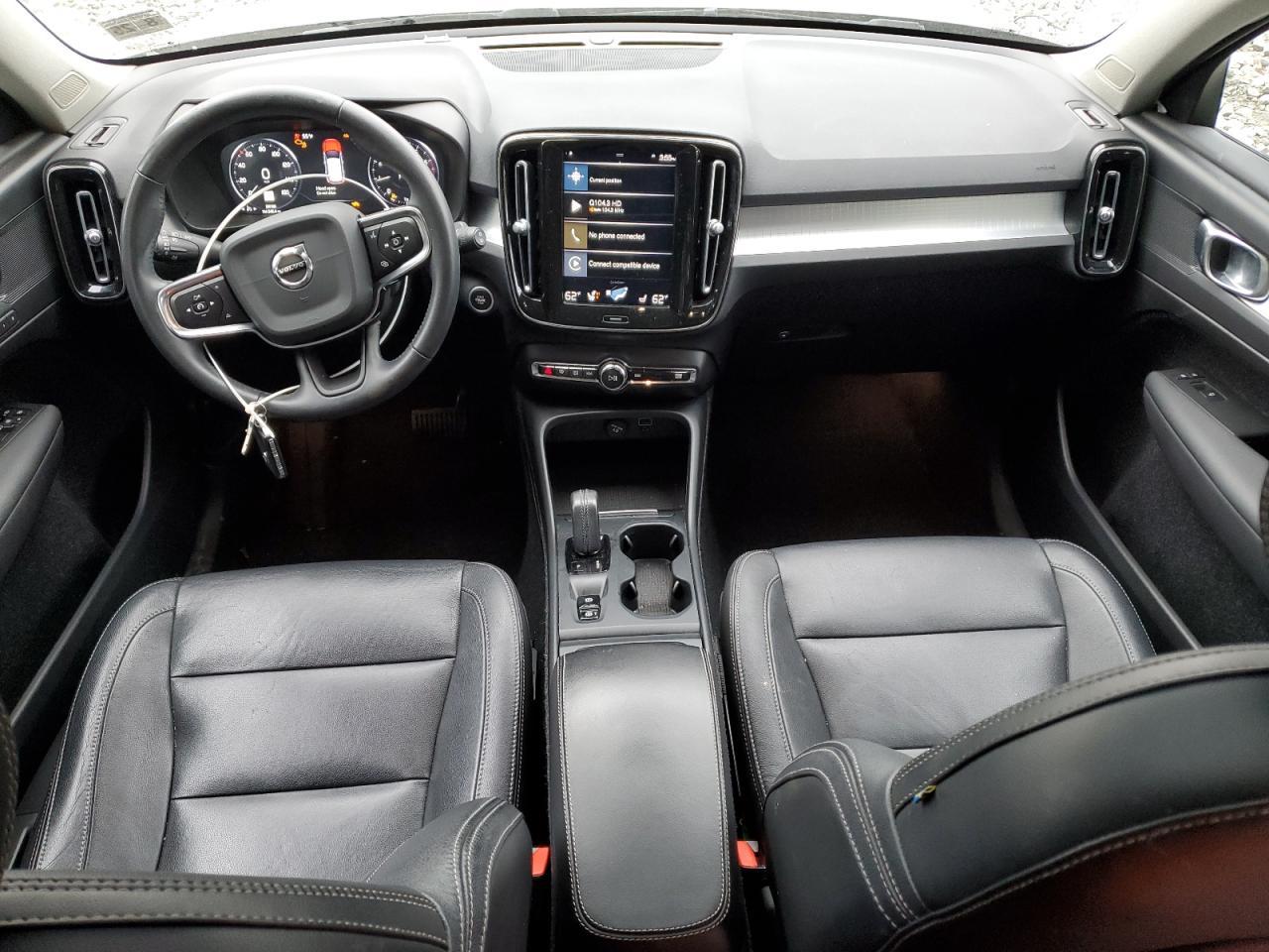 2021 VOLVO XC40