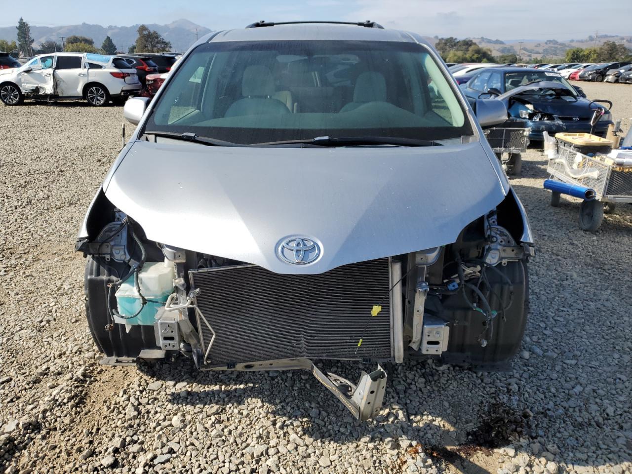 2011 TOYOTA SIENNA