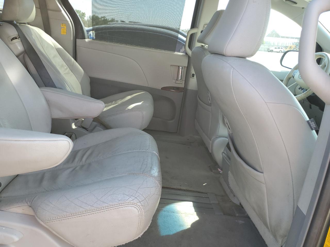 2014 TOYOTA SIENNA