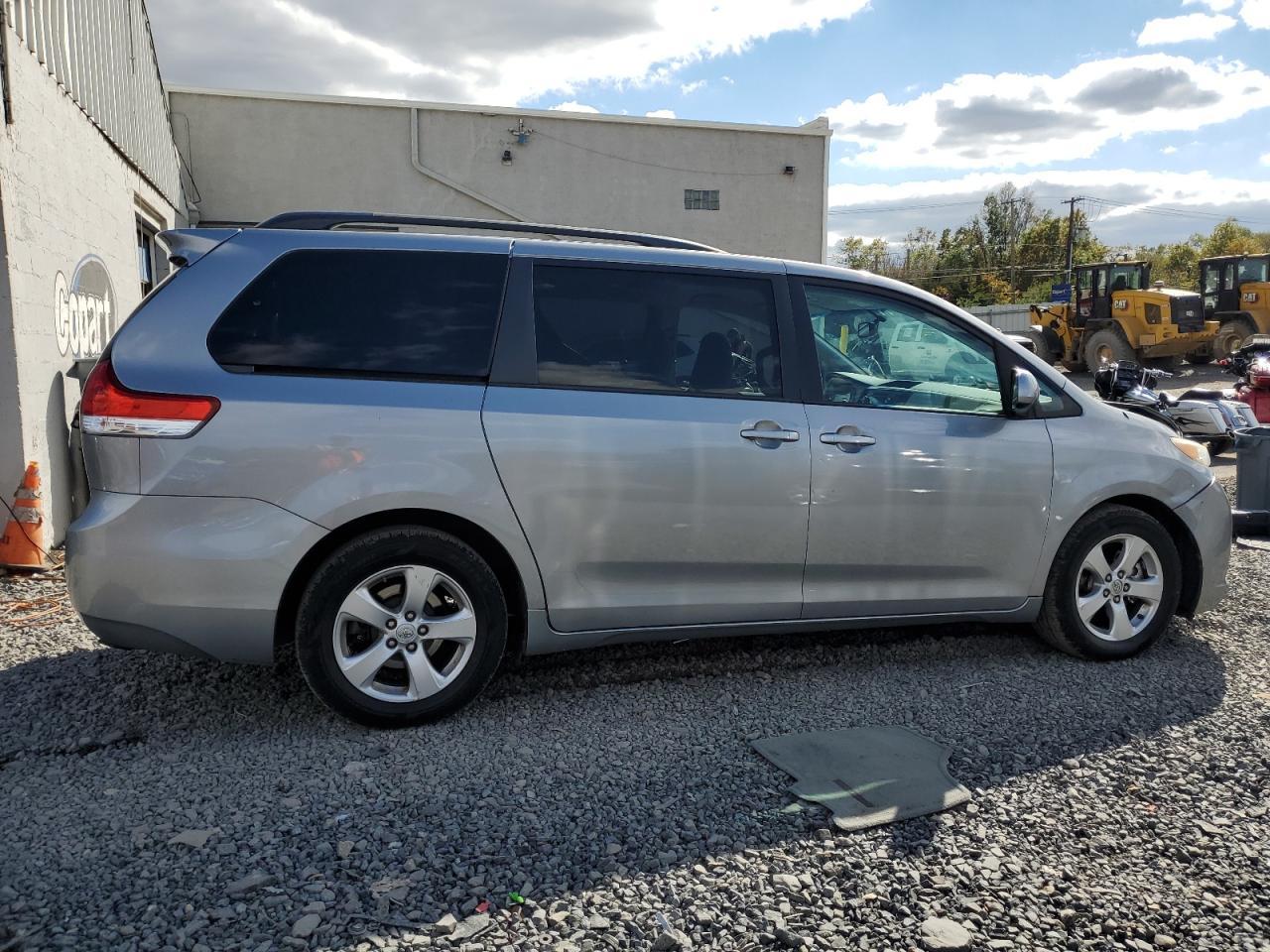 2011 TOYOTA SIENNA