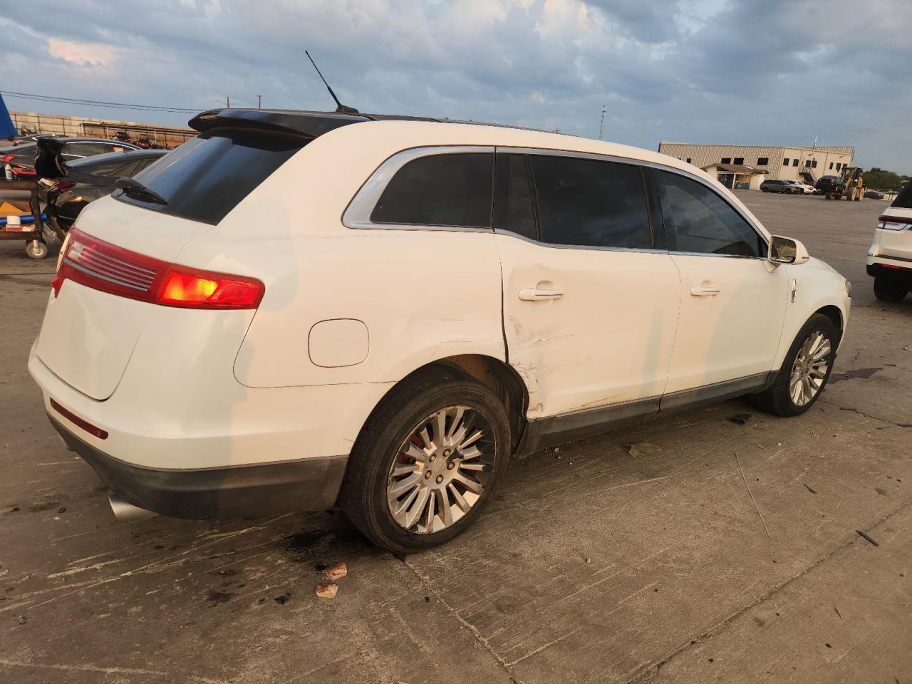 2011 LINCOLN MKT