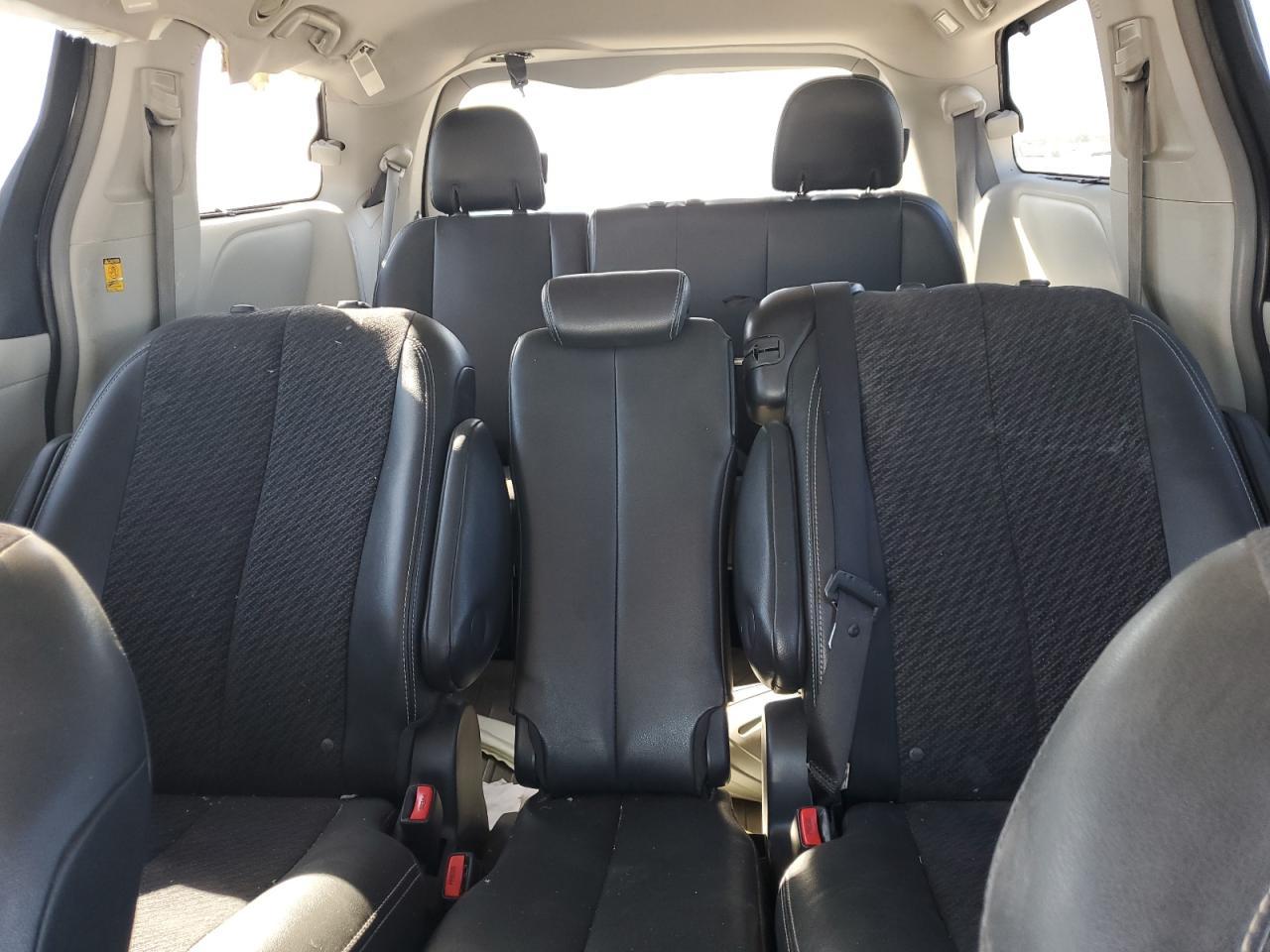 2011 TOYOTA SIENNA