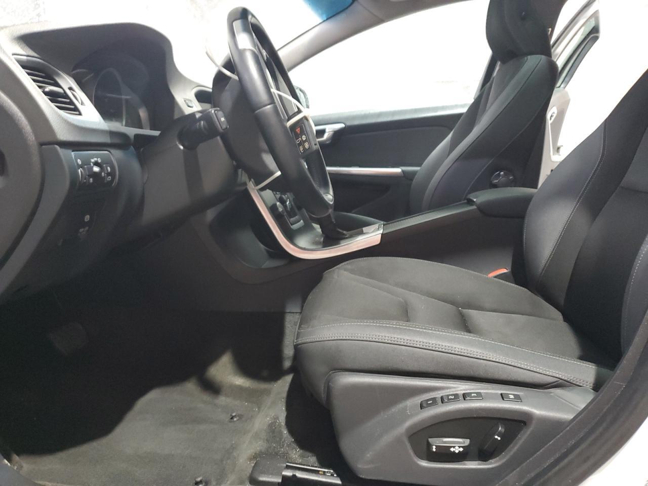 2015 VOLVO V60