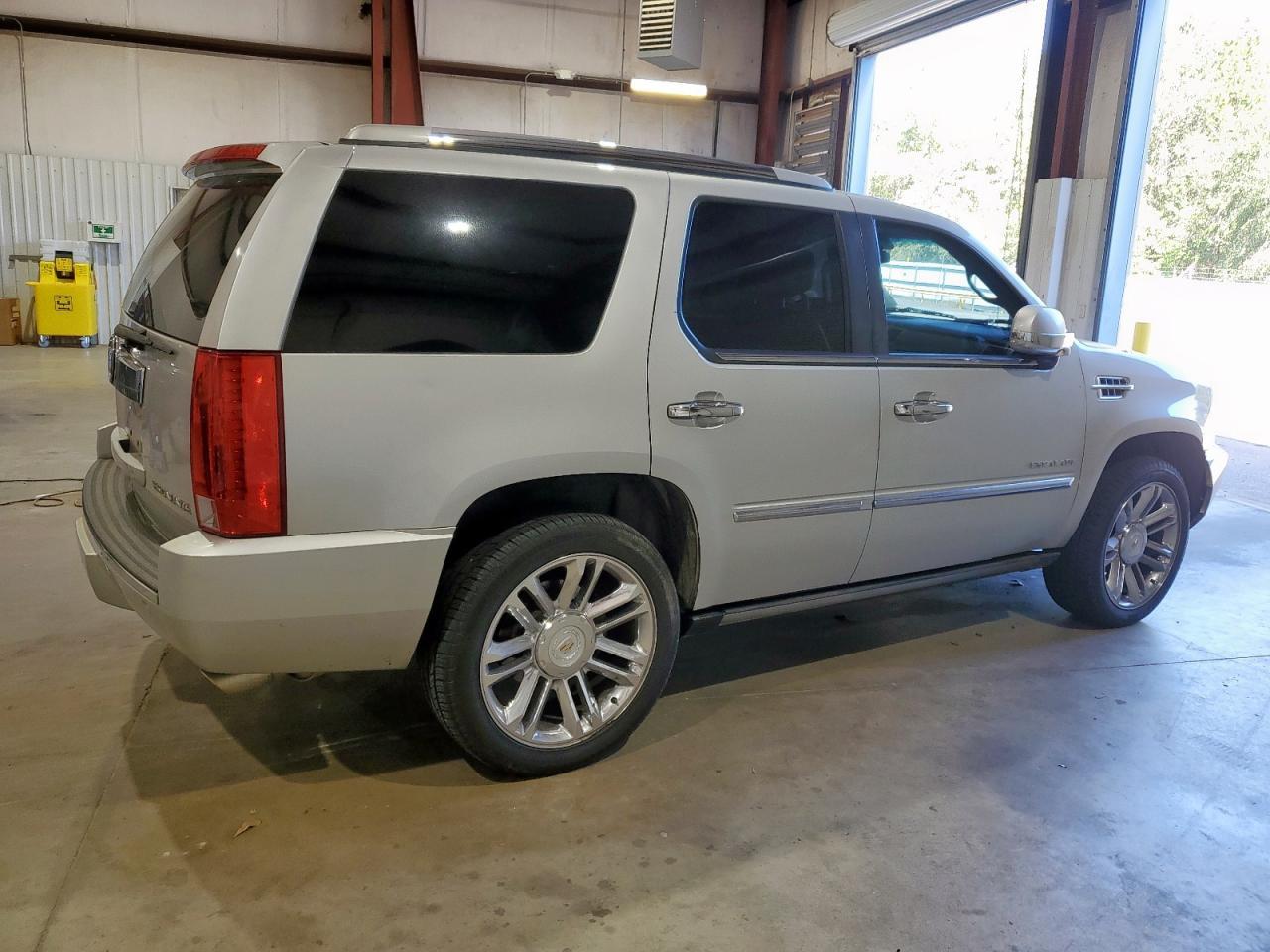 2010 CADILLAC ESCALADE