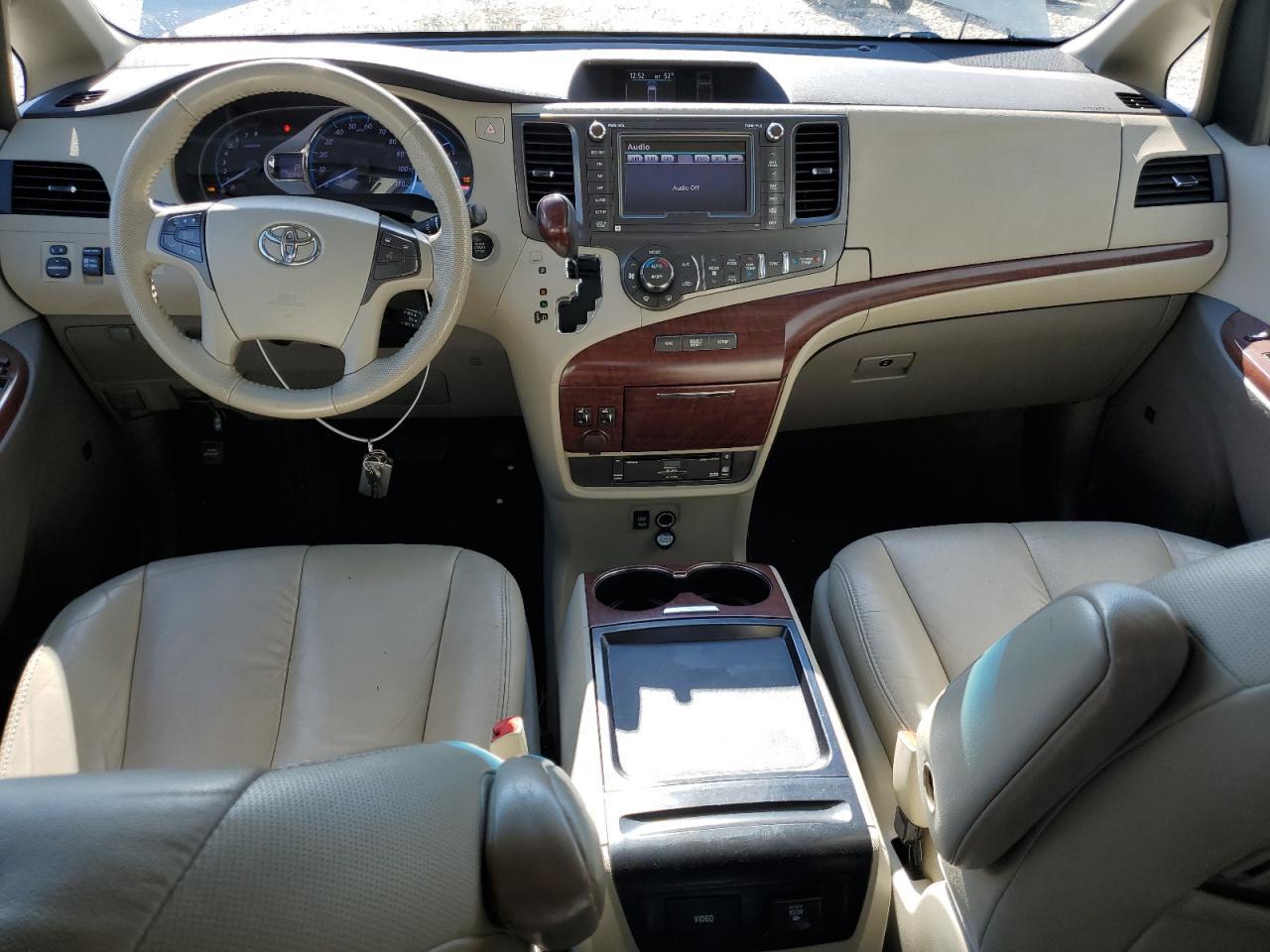 2011 TOYOTA SIENNA