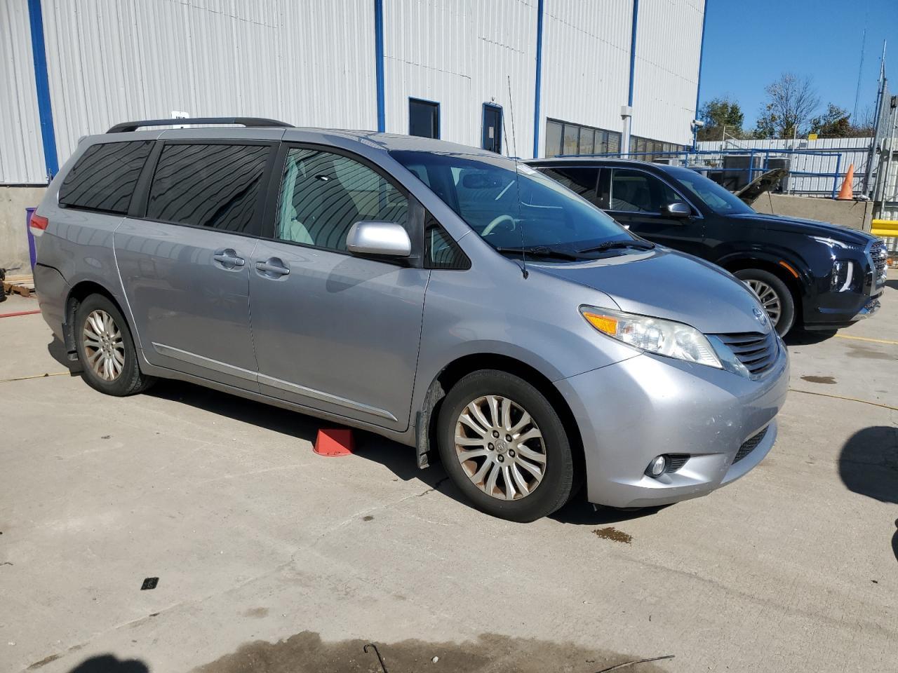 2012 TOYOTA SIENNA