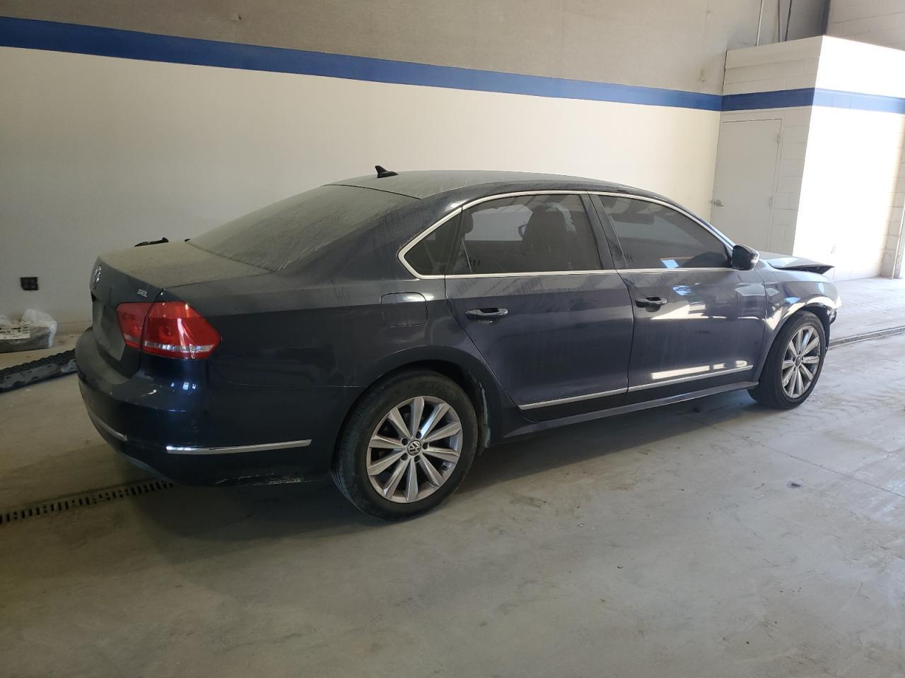 2012 VOLKSWAGEN Passat