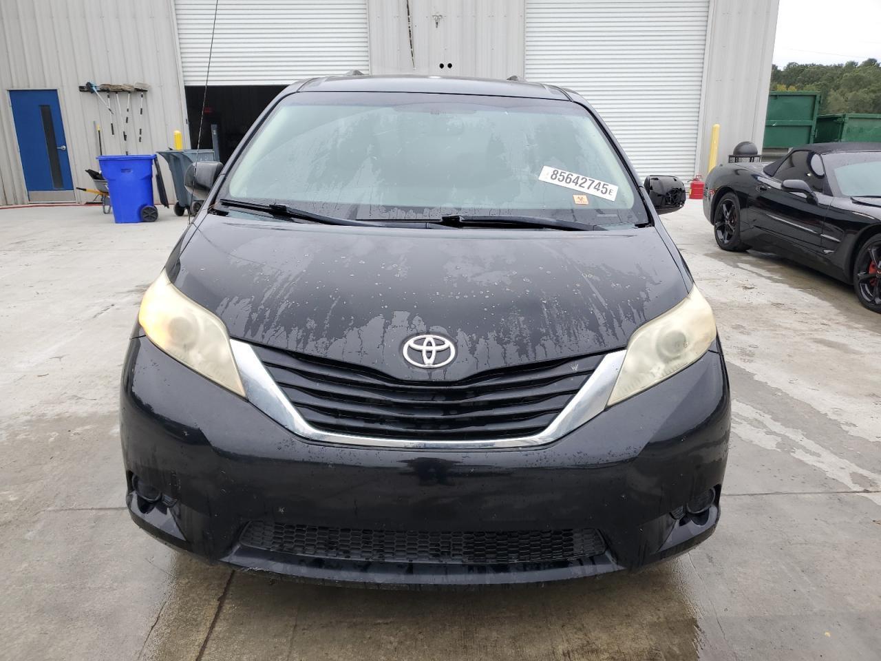 2011 TOYOTA SIENNA