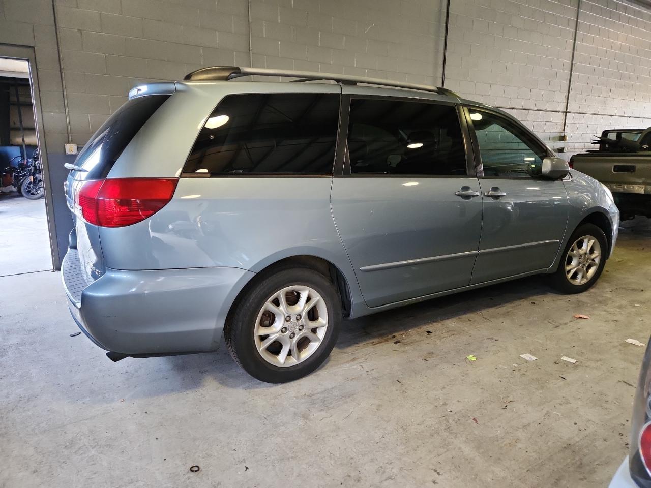2004 TOYOTA SIENNA