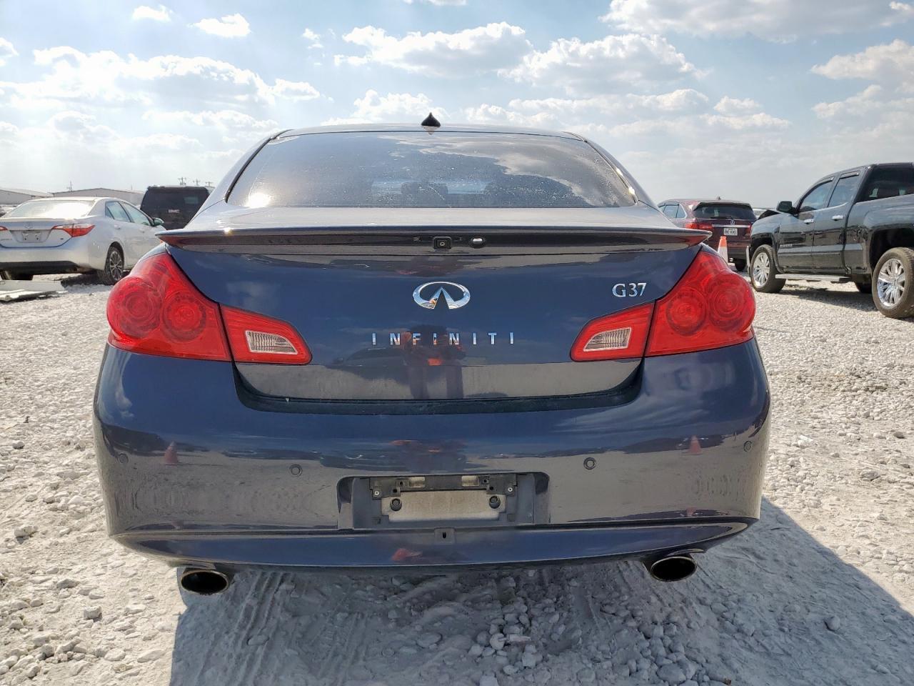 2011 INFINITI G37