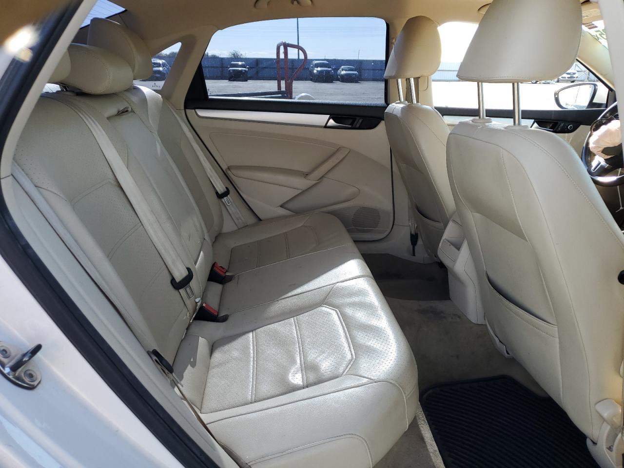 2012 VOLKSWAGEN Passat