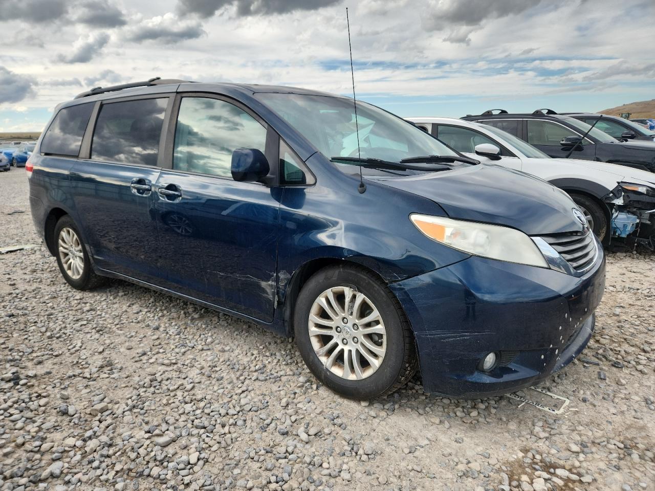 2011 TOYOTA SIENNA