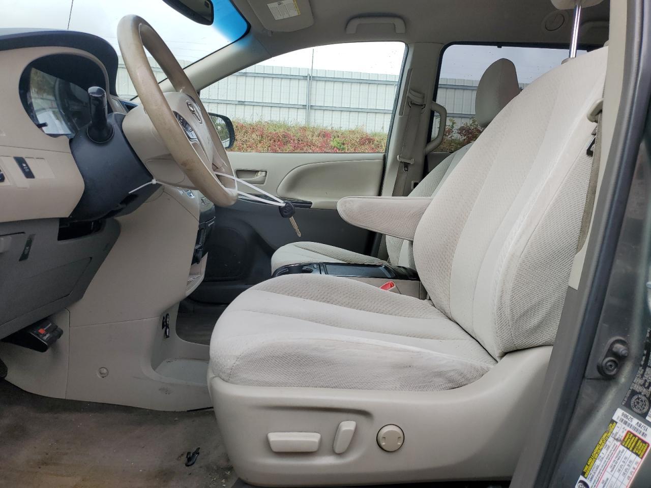 2012 TOYOTA SIENNA