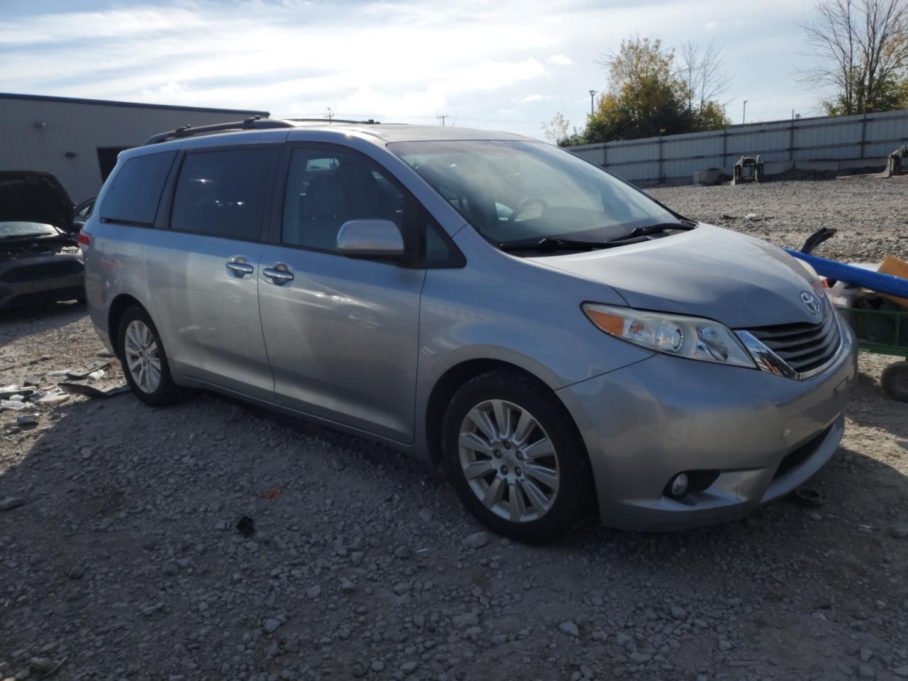 2011 TOYOTA SIENNA