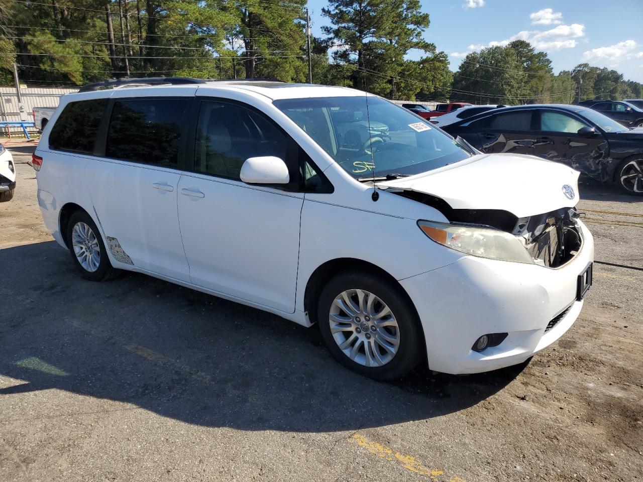 2012 TOYOTA SIENNA