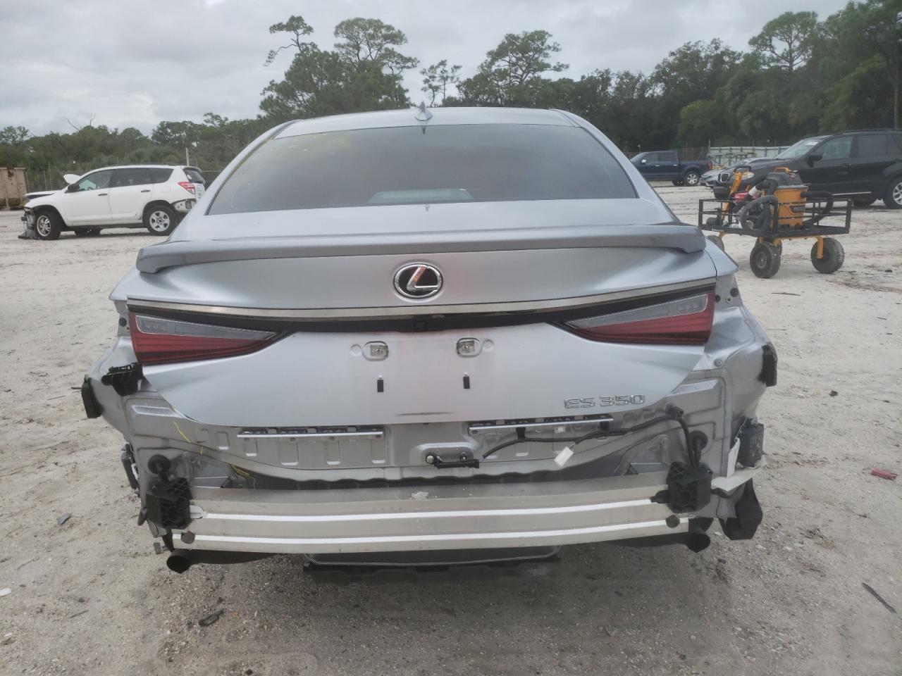 2024 LEXUS Es
