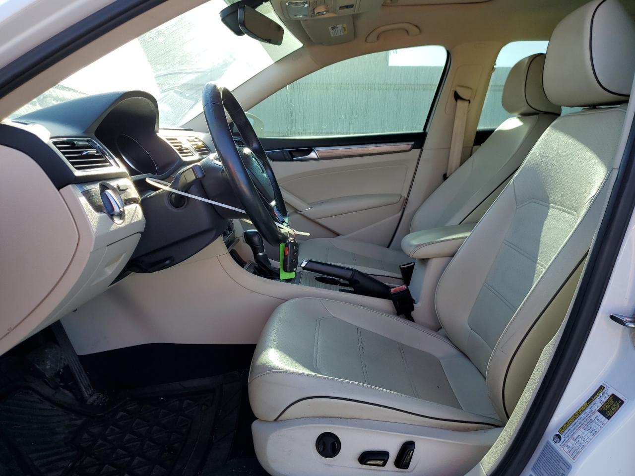 2016 VOLKSWAGEN Passat
