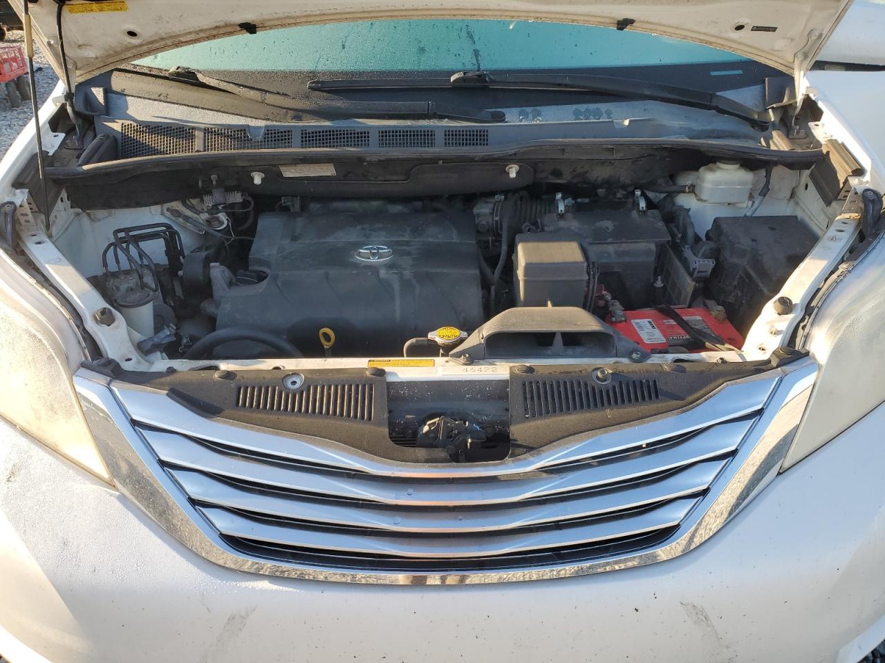 2011 TOYOTA SIENNA