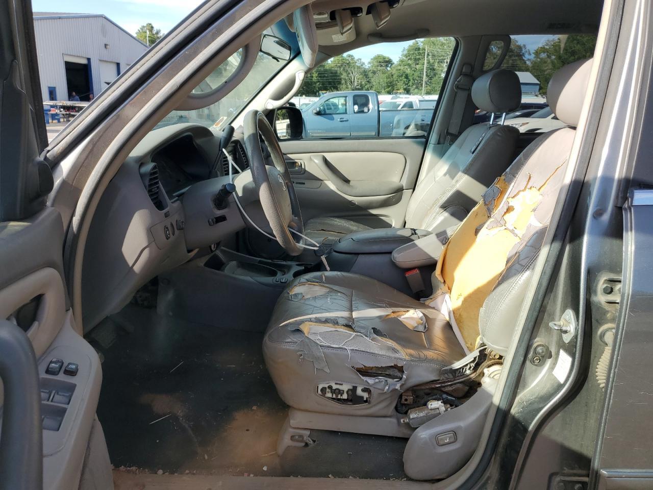 2004 TOYOTA Sequoia