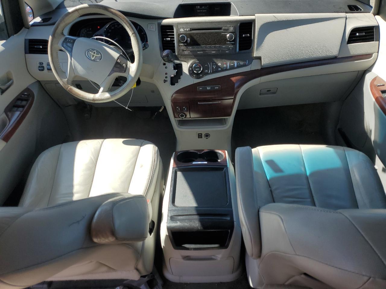 2011 TOYOTA SIENNA