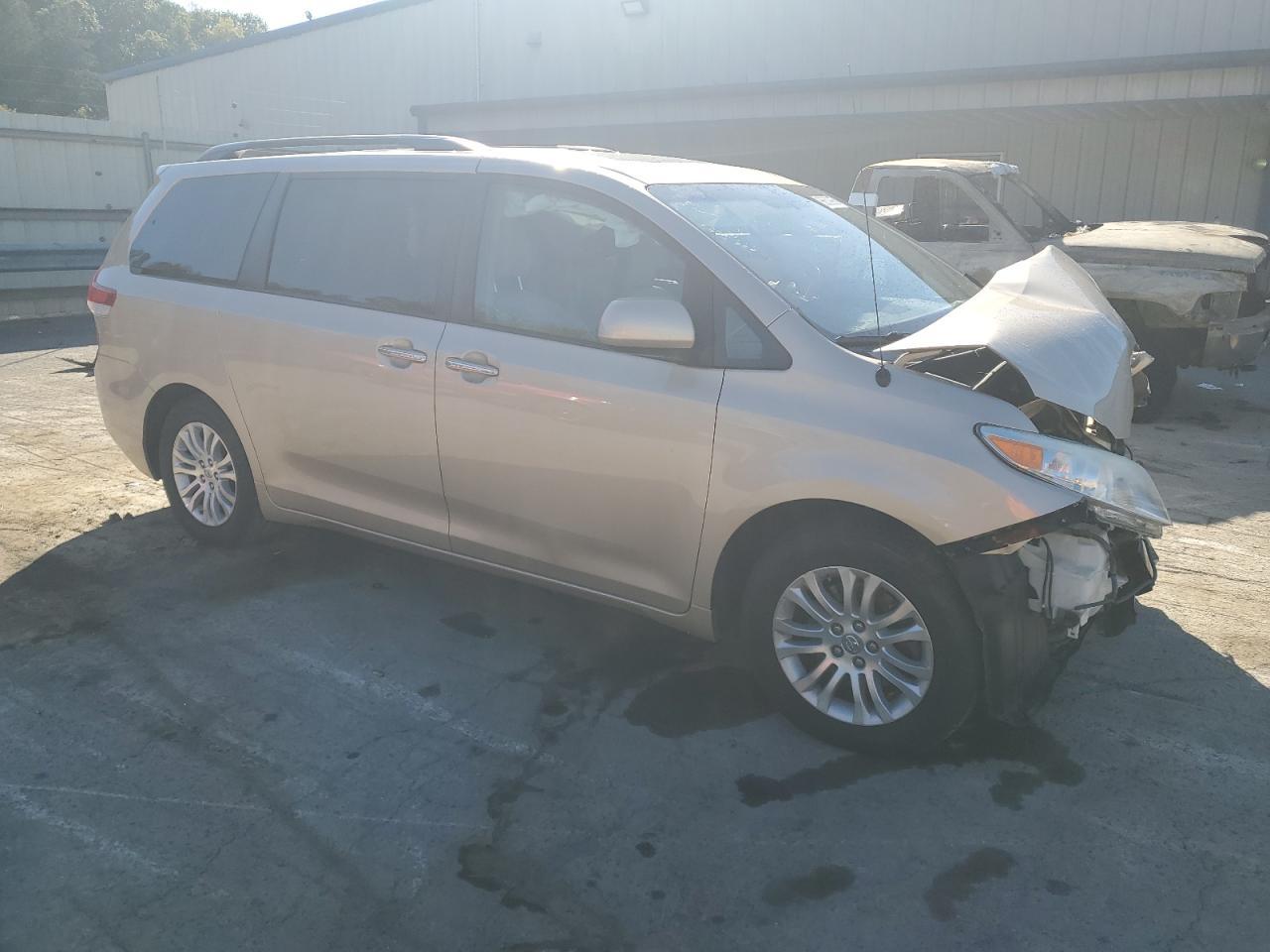 2014 TOYOTA SIENNA