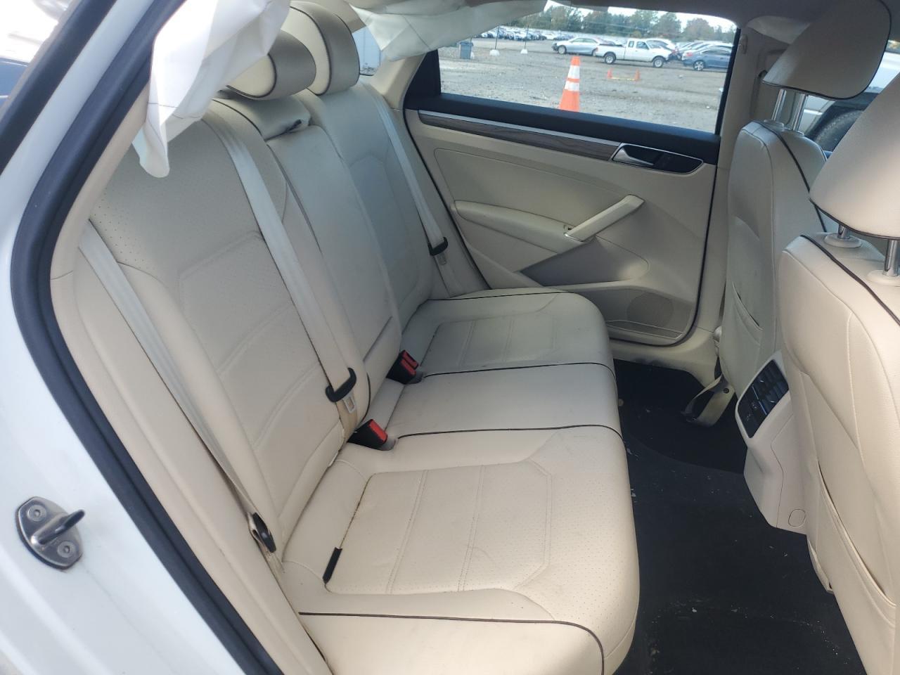 2016 VOLKSWAGEN Passat